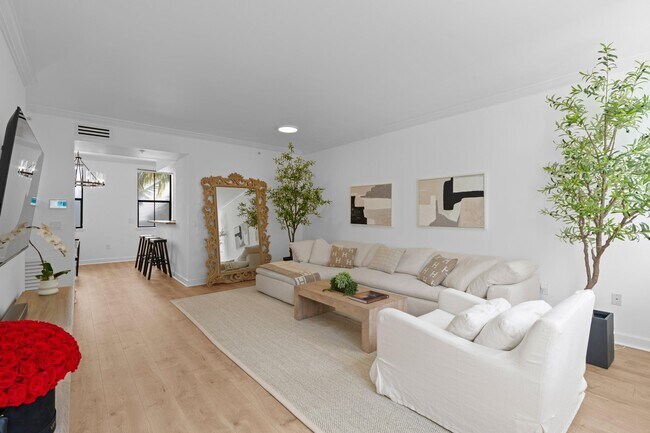 Photo - 687 Hibiscus St