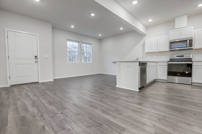 Photo - 3 Bedroom 2.5 Bathroom Home with Beautiful Finishes!!