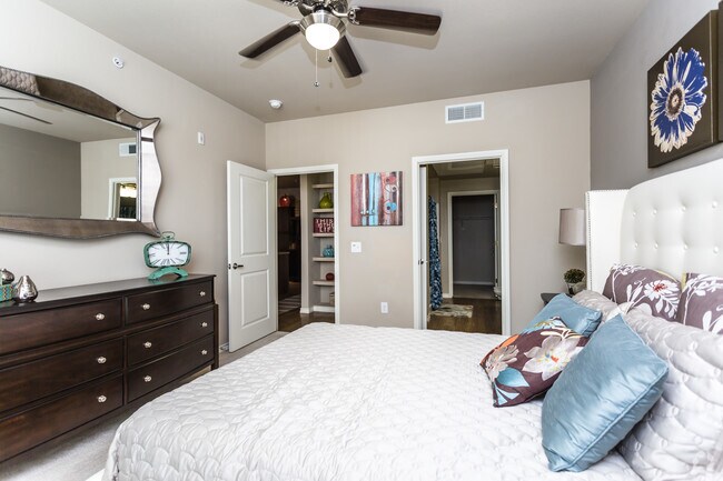 1BR, 1BA - 825 SF