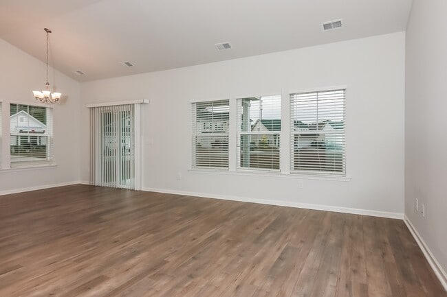 Photo - 476 Craigflower Ct