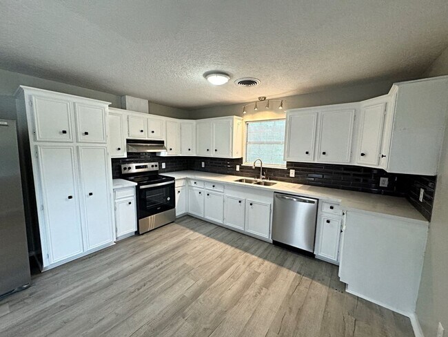 Photo - 1055 Carr St