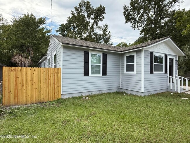 Photo - 950 Superior St