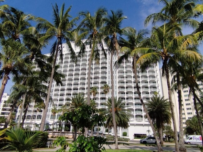 Building Photo - 5401 Collins Ave Unit 1110