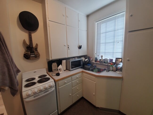 Photo - 1419 W Washington St Unit Studio bath-Kitchenette