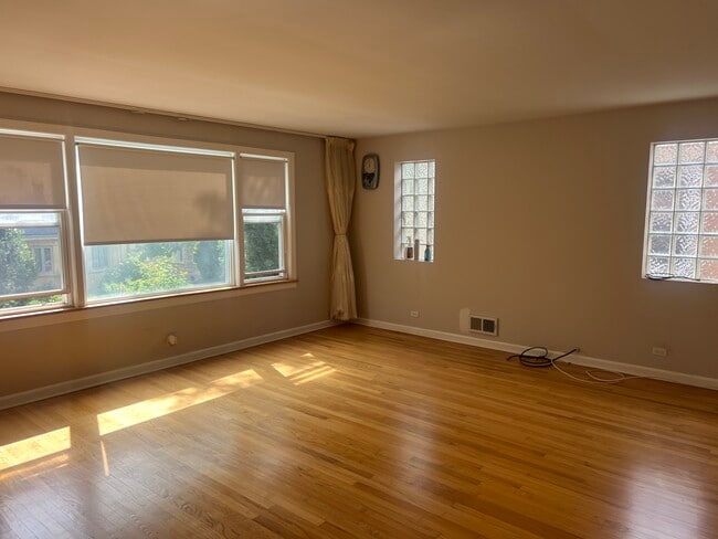 Photo - 6528 N Rockwell St Unit 2