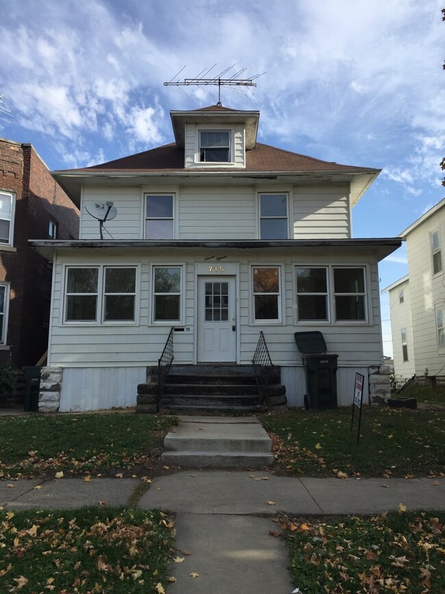 Building Photo - 715 South St Unit 715 South Bottom