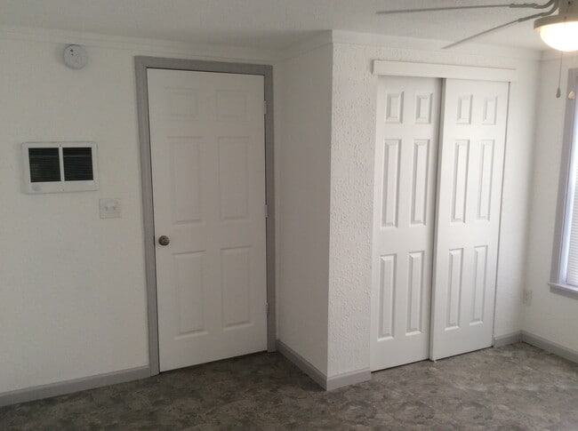 Bedroom Entry & Closet - 917 Phillips St Unit 917