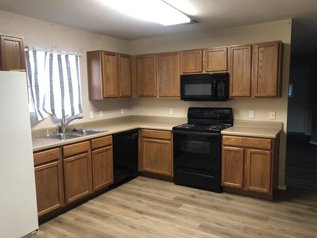 Photo - 211 Woodley Rd