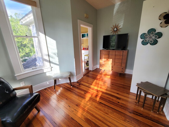 Building Photo - 205 SE 7th St Unit ID1359102P