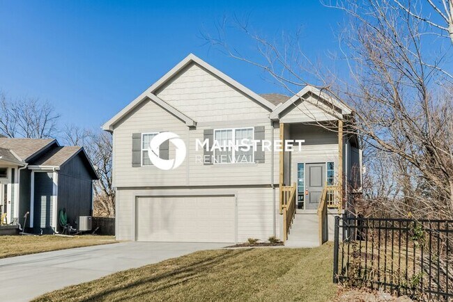 Photo - 4 Bedroom Pet-Friendly Home in Raymore, MO with Main Street Renewal