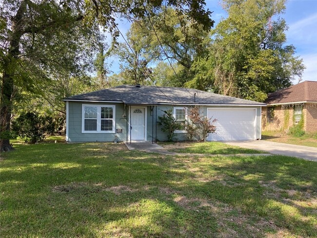Building Photo - 2103 Holly Dr Rental