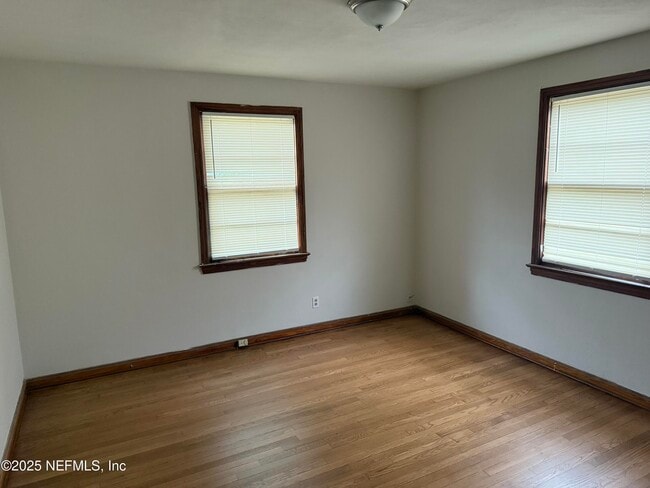 Photo - 947 Glencarin St