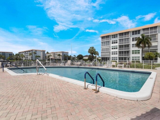 Photo - 911 Gardenia Dr