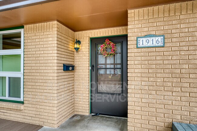 Photo - 1916 North Larch Street