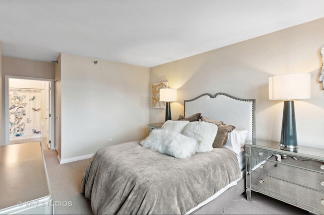 Building Photo - 33 W Ontario St Unit 42D