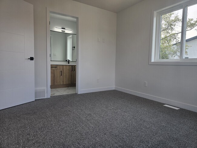 Photo - 15315-15395 95 Ave NW