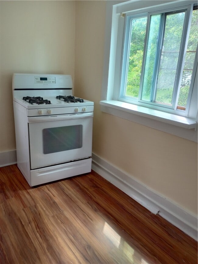 Photo - 120 W 6th St