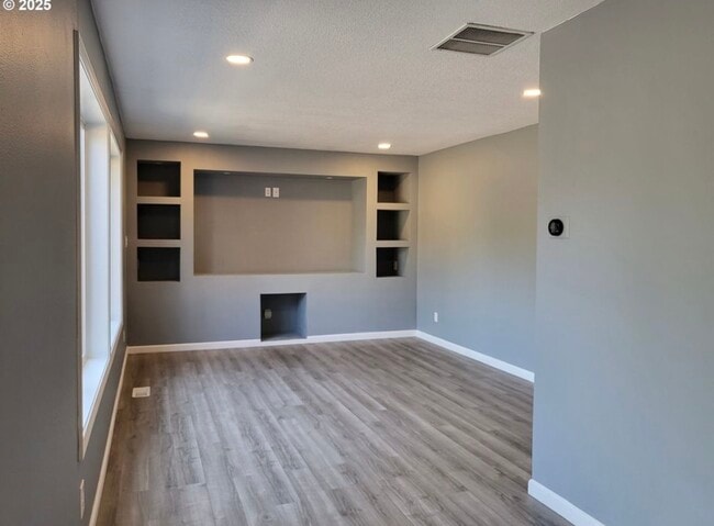 Building Photo - 2114 SE 60th Ave