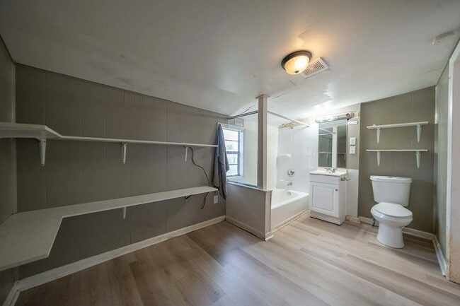 Photo - 807 Walnut St