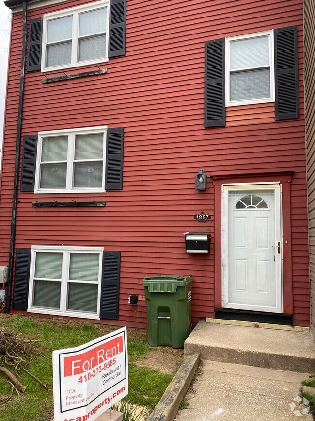 Building Photo - 3 Bedroom, 1.5 Bathroom End of Group Townh... Rental
