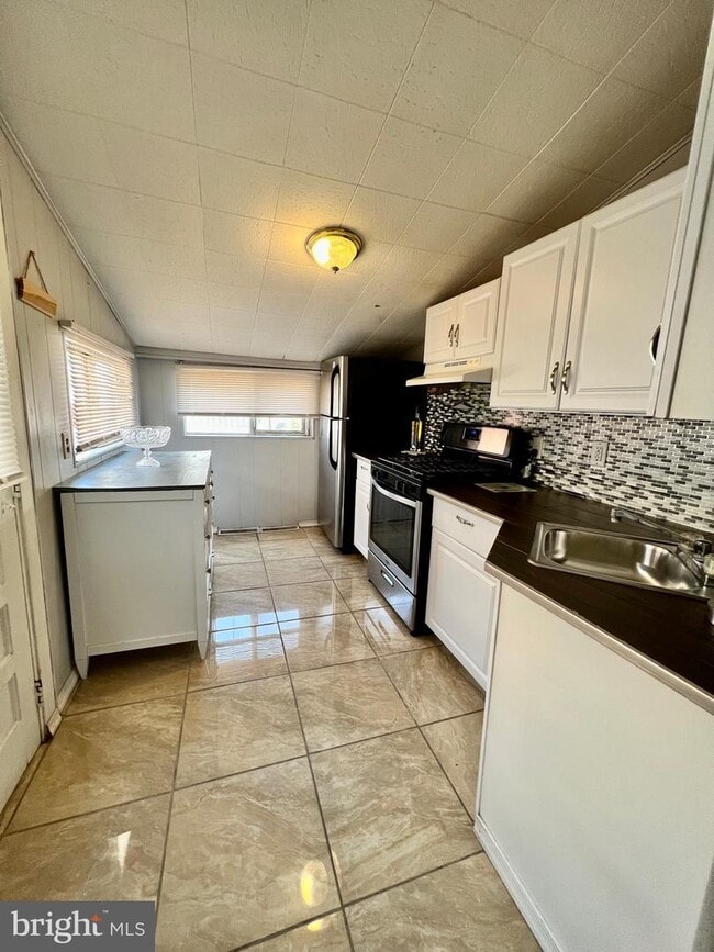 Kitchen - 1405 Cotton St