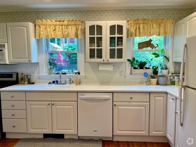 Building Photo - 52 Mt Vernon St Unit 52 Rental