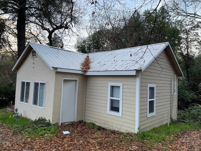 Building Photo - Cute Bungalow Style 1 Bedroom 1 Bath Home--Washer/dryer included!!