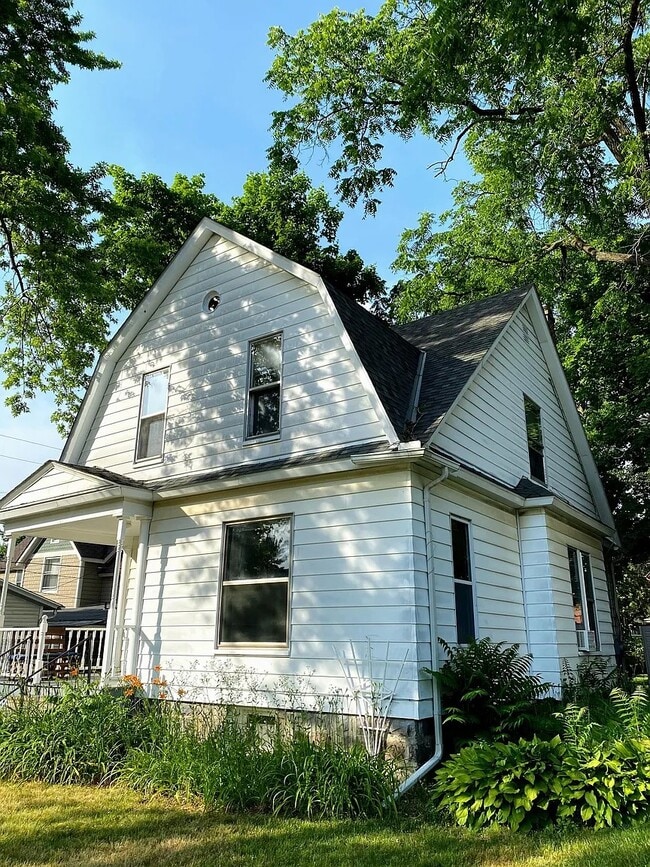 Building Photo - 1009 Michigan Ave