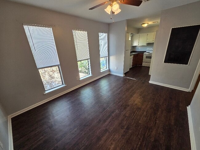 Building Photo - 406 Manuel Dr Rental