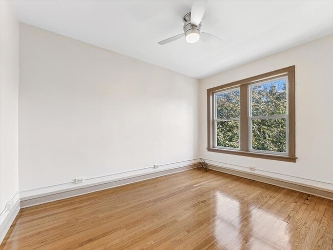 Photo - 4720 N Springfield Ave Unidad 2