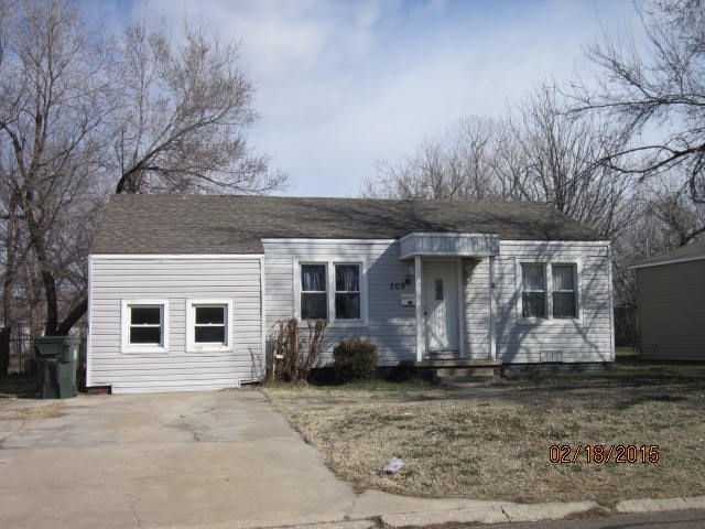 Building Photo - 209 E Douglas Dr Rental