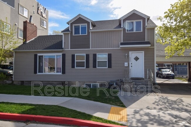 Building Photo - 686 Darwin Ave