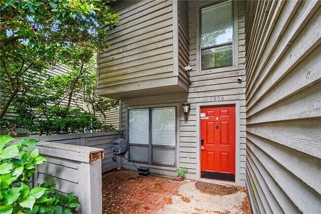 Photo - 1006 Creatwood Cir