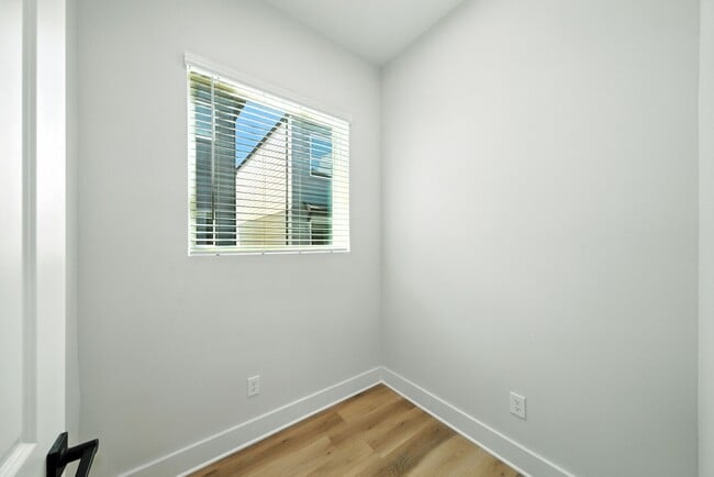 Building Photo - 2304 Hoskins Dr