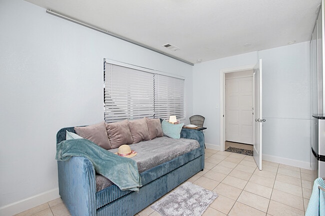 Photo - 5027 Santa Monica Ave Unidad Beachside Condominium