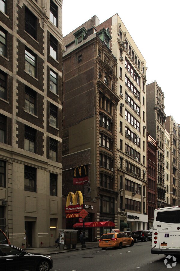 Photo - 722 Broadway