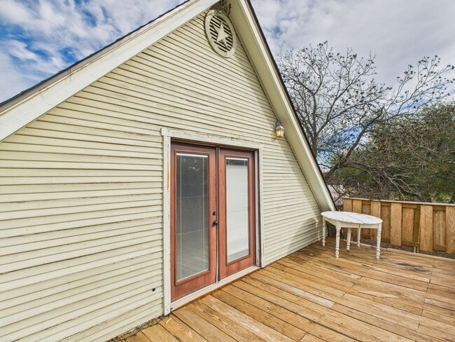 Building Photo - Cozy Apartment