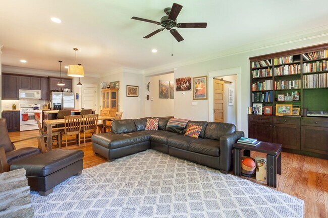 Building Photo - Beautiful 4/4 Plus Office, 4 Blocks From E... Rental