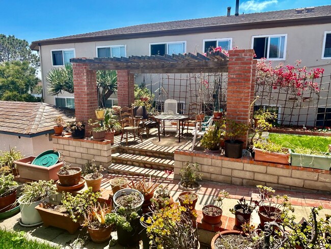 Photo - Charming 2 Bed / 2 Bath Coastal Retreat with Ocean Views in Ocean Beach