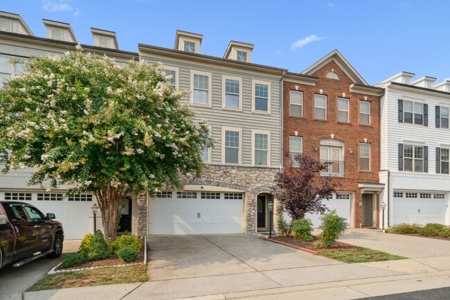 Photo - *Luxury, 4-level Broadlands town home zoned for the most desired schools in Ashburn (Mill Run/Eag...