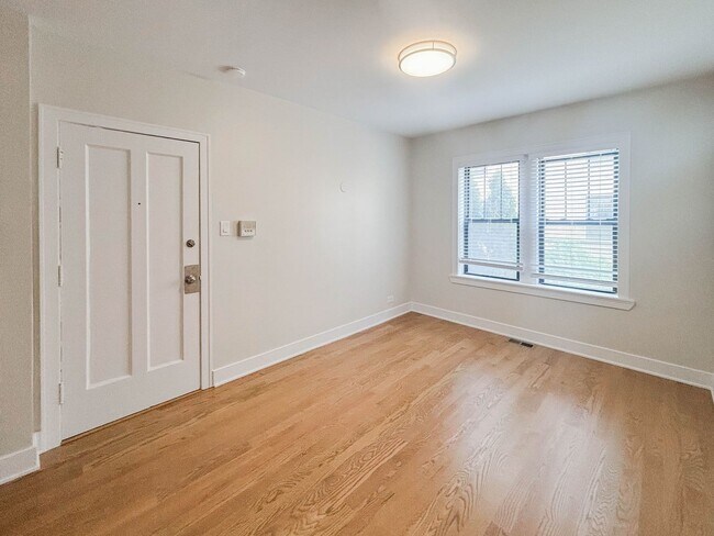 Photo - 1948 W Wilson Ave Unit 2