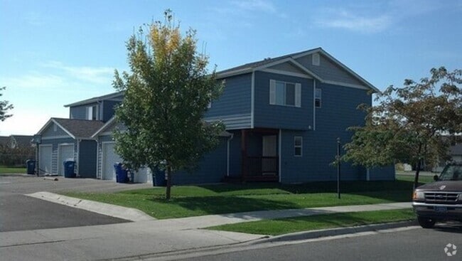 Building Photo - Townhouse-style 3 Bedroom 1.5 Bathroom Unit D