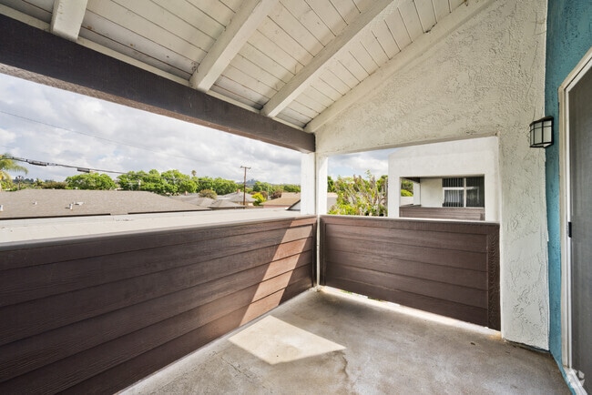 2BR, 2BA - 1015SF - Balcony