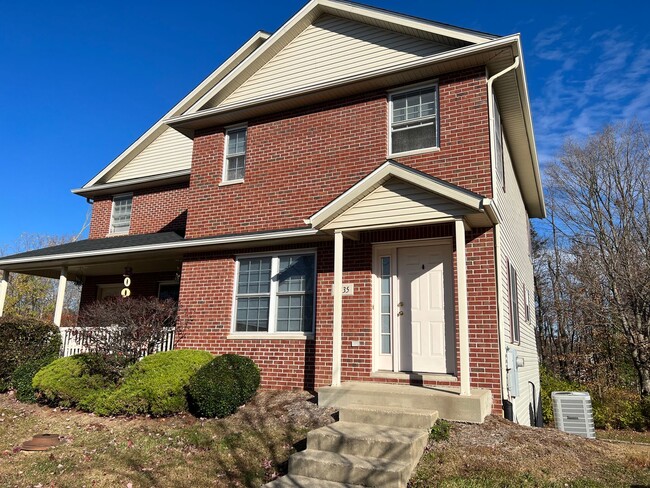 Building Photo - 2 Bedroom Townhouse Available July 2026; ...