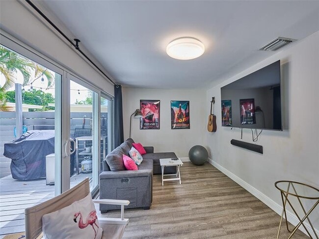 Photo - 801 NE 15th St