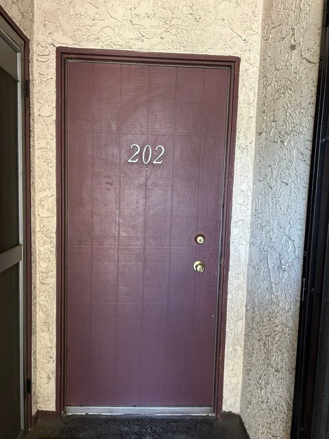 Building Photo - 6310 Hazeltine Ave Unit 202