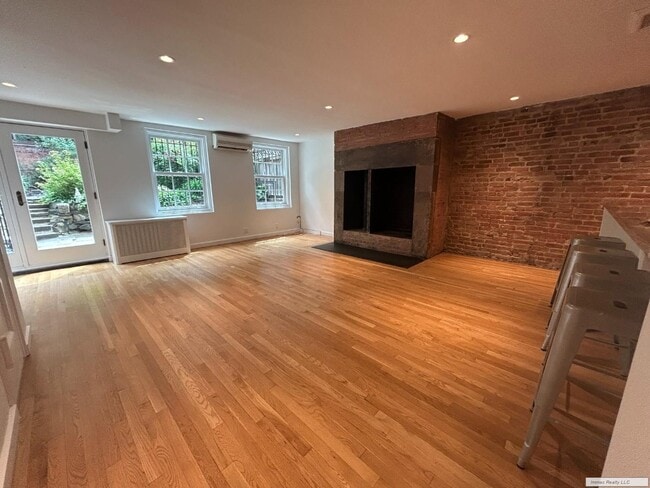 Building Photo - West 20th St 3 BD 2BA  Duplex-  11Ft Ceili... Rental