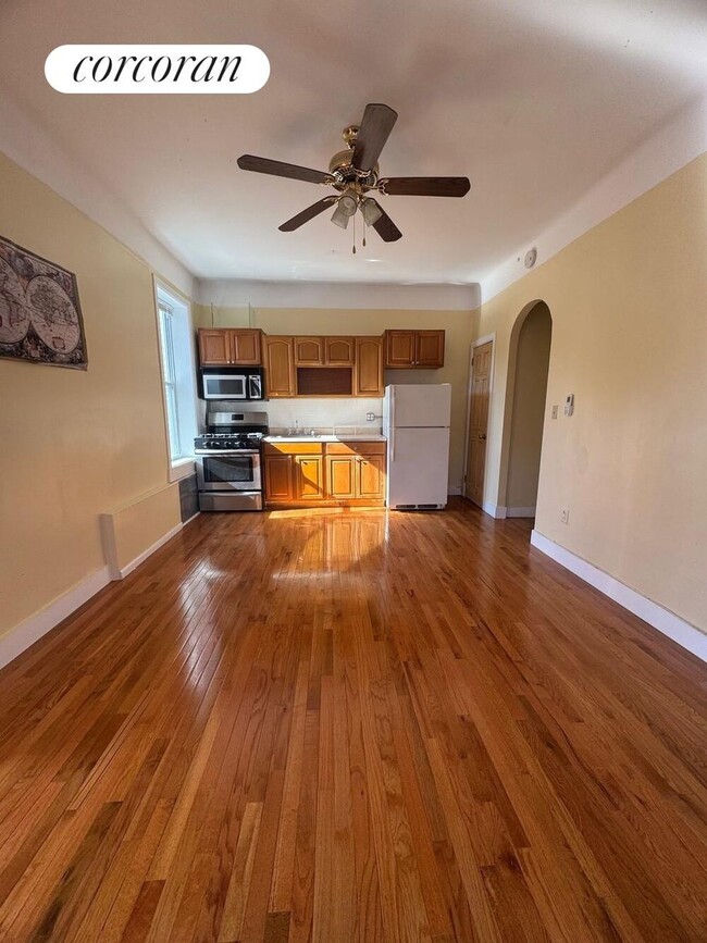 Photo - 741 Crown St