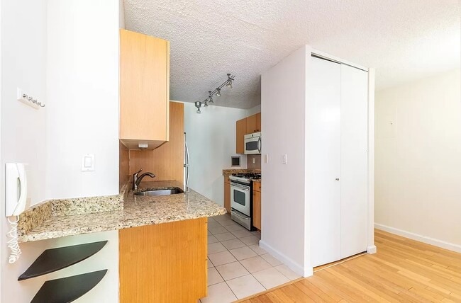 Building Photo - SPACIOUS ONE BEDROOM APARTMENT Unit 2287
