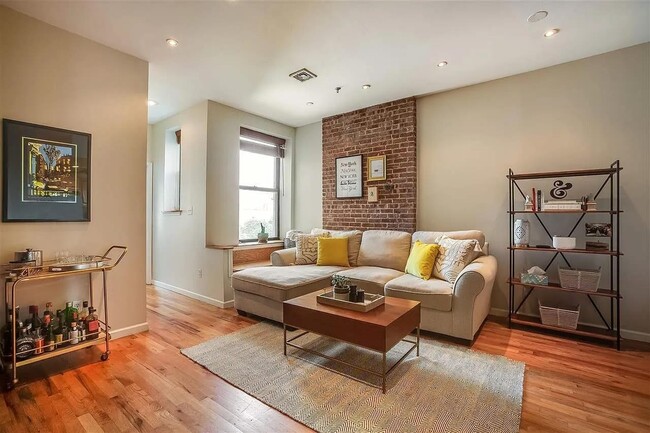 Building Photo - 214 Park Ave Unit 4R